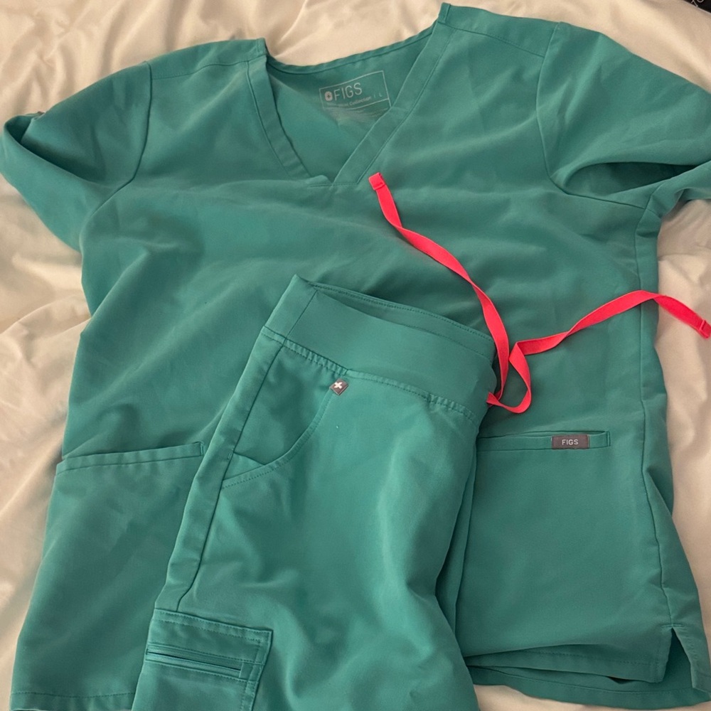 Figs Surgical Green Scrub Set with Coral Drawstring